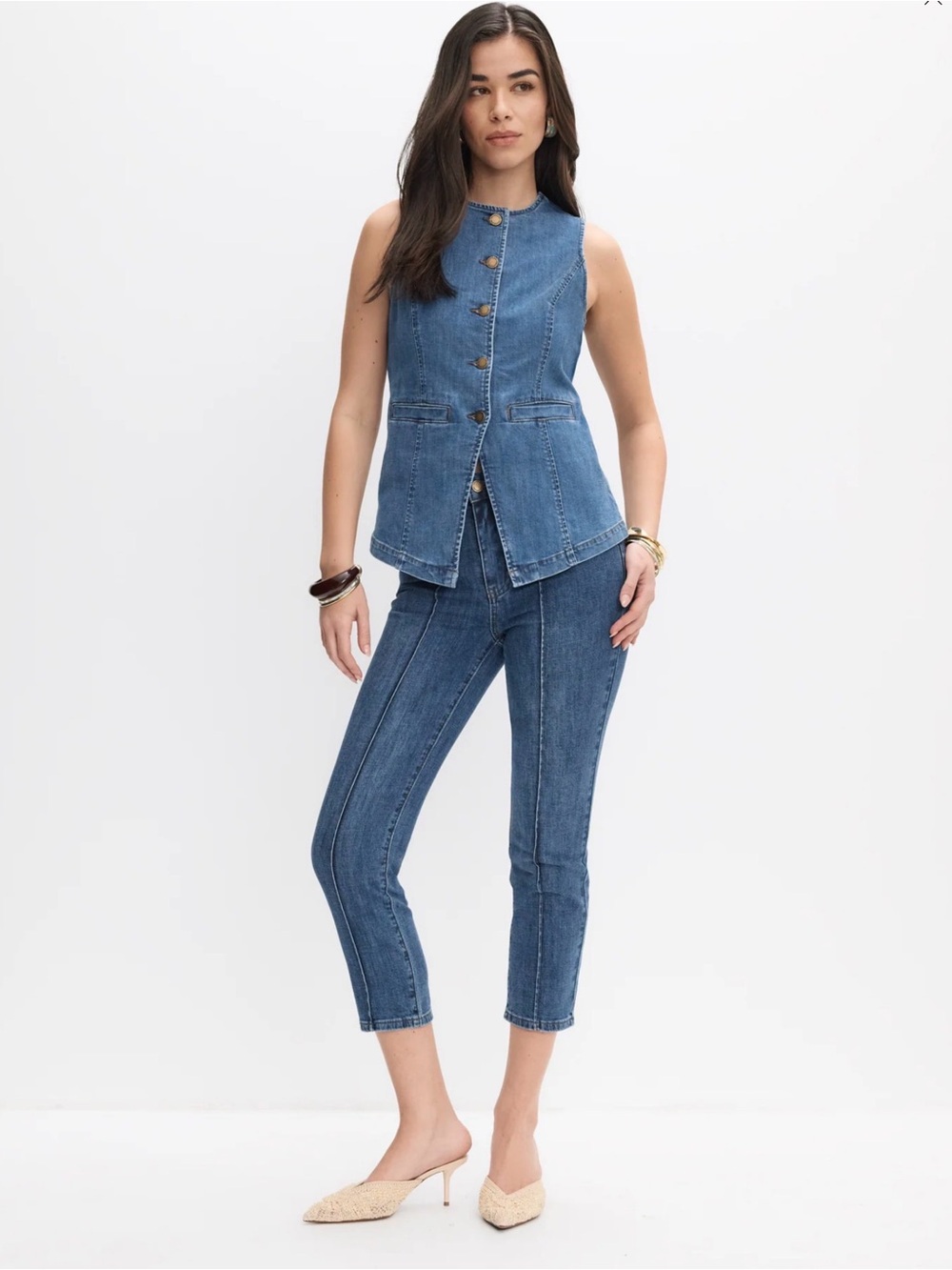 ***MELANIE LYNE** Straight Leg Mid-Rise Denim Capris with Permanent Seam .